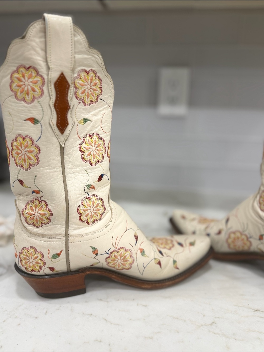 Lucchese 1883 Cream Embroidered Floral Western Boots 7.5 - Picture 8 of 16